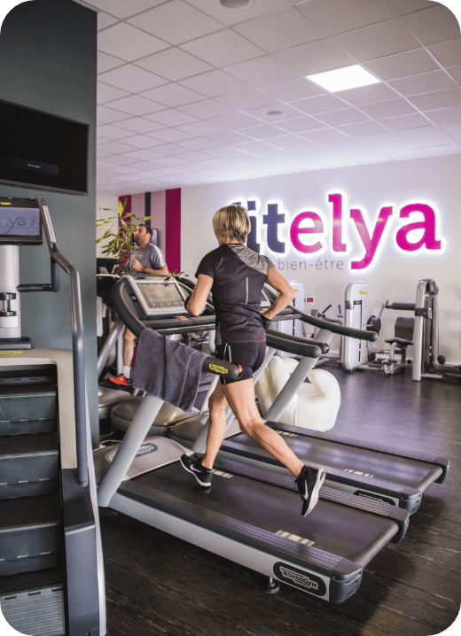 femme qui court sur un tapis de course dans une salle de sport premium